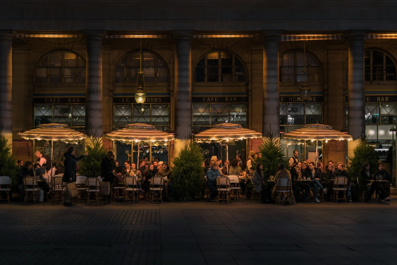 Create raving fans in your local community: busy outdoor restaurant