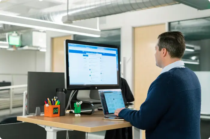 Loan officer content marketing — man on a computer using LinkedIn